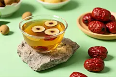 桂圆红枣枸杞茶摄影图