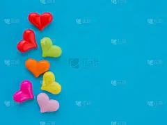 彩色的心在蓝色的背景