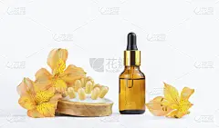 模拟玻璃滴瓶和天然木制按摩刷和花。概念-按摩、美容、化妆品、美容概念。