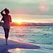 夕阳海滩上散步的美女封面大图