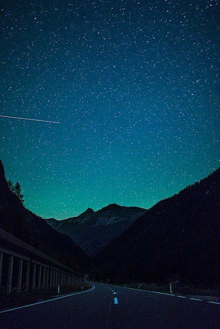 每当夜晚你仰望星空的时候，会看到所有的星...