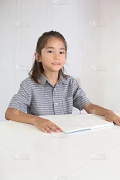 正在读书的男孩
