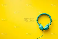 黄色背景的彩色有线耳机