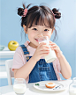 小女孩喝牛奶 (5)