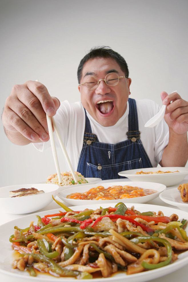 开心享受美食的男人