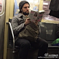 【纽约地铁读书帅哥】由于纽约地铁没有信号，所以很多人选择了读书。Ins上一个名叫 “Hot Dudes Reading”的账号，专门收集在地铁里认真读书或看报的帅哥照片，仅仅上传了十几张图就吸引了16.9万粉丝。