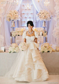 一片纯美的白色水晶质感的婚礼装饰，白色花艺、纸品与灯光的华丽装饰，伴娘的铁灰色礼服质感超美