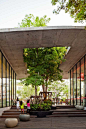 泰国Kurve 7社区购物中心 / stu/D/O Architects : Kurve 7是位于曼谷密集住宅区内的社区购物中心。使用一系列软曲率策略来定义，框架，引导和连接，Stu / D / O能够实现其创建一个新的邻里商业空间的目标，该空间通过一系列露天花园和公共空间相互联系在一起而不是创建一个大型封闭式社区商场。