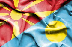 挥舞着帕劳和马其顿的旗帜