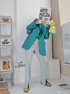 / :
-
松石绿西装小白小黄花

无论衣服或者插画
配色真的很重要
花和西服...展开全文c