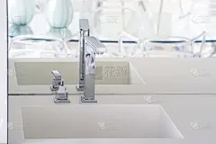 现代白色浴室水槽与水龙头在豪华酒店。