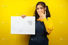 漂亮可爱的年轻女子惊讶，震惊，哇，手握空白的空横幅，海报，白板，空白招牌板，白色广告牌，呈现在复制空