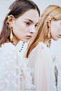 Rodarte S/S 2017 Jewelry｜设计师管花仙战神们环绕耳廓脖间的新配饰为“Earlace”，一个从Earing和Necklace衍生出来的新事物～既鬼魅又精灵