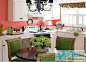 浓墨重彩的颜色给厨房一个异想天开的天地。温暖的珊瑚墙，凉爽的绿色软垫椅子，一个绿色的地毯和条纹织物上的帷幔组成了一幅有趣的图案。_fbyab2013_高清图片
