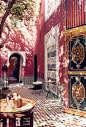 Marrakesh, Morocco。摩洛哥历史古城马拉喀什，是全国第三大城市，也是南部地区政治中心，以红色的城市而闻名于世，是摩洛哥历史上最重要的古都之一。马拉喀什虽地处沙漠边缘，但气候温和，林木葱郁，花果繁茂，以众多的名胜古迹和幽静的园林驰名于世，被誉为“摩洛哥南部明珠”。#景点# #街景##摩洛哥##旅行#