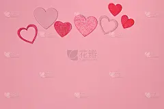 粉红色背景上的红心，爱情卡片