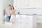 白色,厨房,人,休闲装,住宅内部_507831483_Couple using digital tablet in kitchen_创意图片_Getty Images China