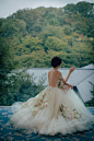 组图：李沁绣花纱裙眉目温柔秀美背 气质超凡脱俗犹如花仙子 : 10月29日，李沁工作室在微博上晒出李沁出席东京电影节的美照。照片中，李沁身穿绣花纱裙仙气飘飘，大秀美背气质超凡出尘，一颦一笑犹如花仙子下凡。