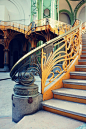 大皇宫里楼梯，金属制的栏杆花纹繁复，造型华丽优雅，是大皇宫里我最喜欢的部分。,木头