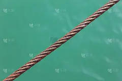 海洋钢绞线特写背景上的绿松石海洋