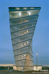 柏林首都机场的这座塔，以完美的弧度，展现...