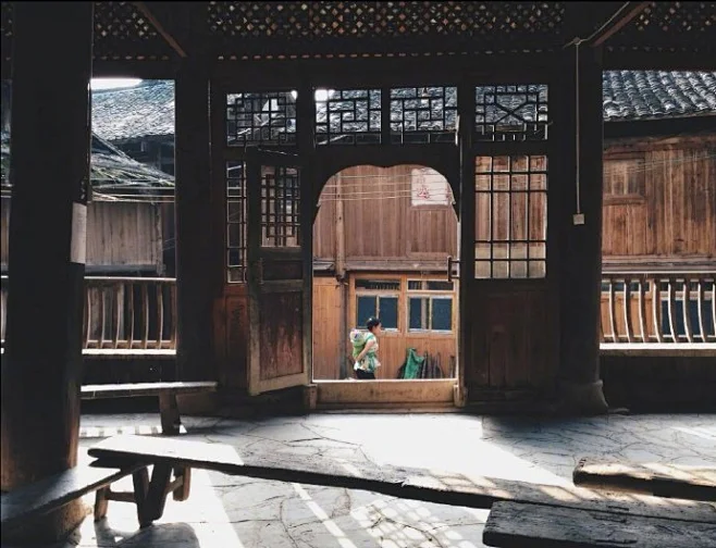 “世間情思，不過夜深風靜錦衾涼，倚看窗棱白月光。” ​​​​