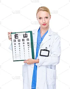 有视力表的女性验光师