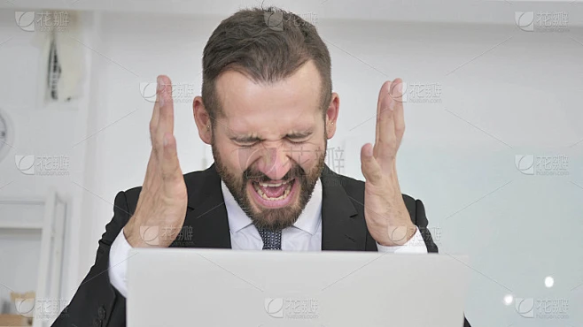 沮丧尖叫的商人在工作中发疯