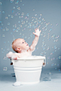闪亮的,浴盆,生活方式,室内,住宅房间_168525817_Baby in bathtub_创意图片_Getty Images China