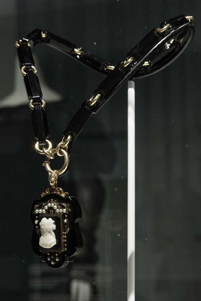 “Death Becomes Her：A Century of Mourning Attire”，大都会艺术博物馆维多利亚时期女性服丧期的服饰 ...