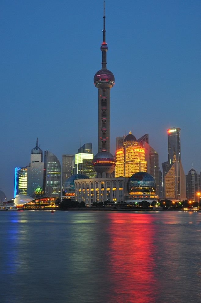 黄埔江畔东方明珠建筑群绚丽夜景图片2