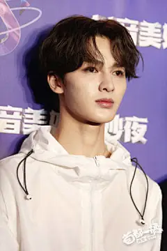 #首都一橘# 浙江卫视秋季盛典
今天的朱正廷超话 怼珍珠糖了吗？
怼啦。拍成表情包的站出来
完美到不知道咋修了 ​​​​