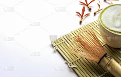 抹茶绿茶拿铁在白木与软焦点的背景。在光