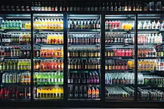 超市商品陈列饮品区高清图片