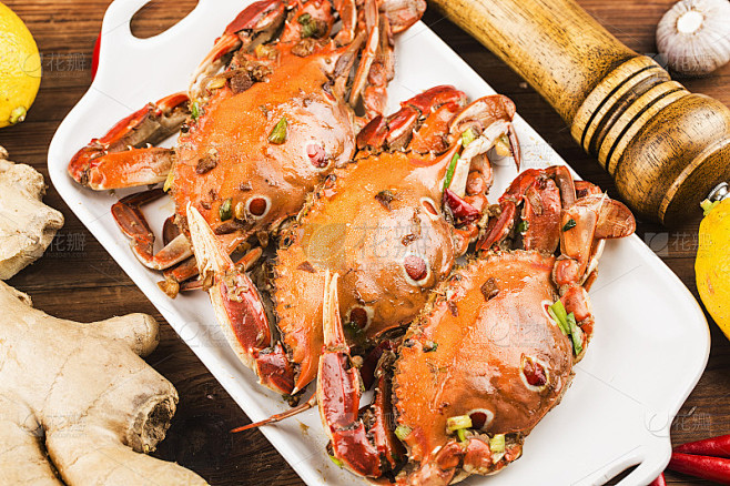 一盘新鲜的红点游蟹