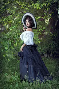 漂亮的黑发姑娘，戴着一顶黑白相间的大帽子