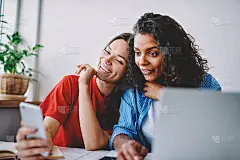 快乐情绪时髦的女孩从收到朋友的电子邮件在智能手机屏幕上阅读新闻感到兴奋，快乐的女人通过手机应用在线观