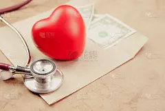 带有红心和金钱的听诊器的医生桌子背景