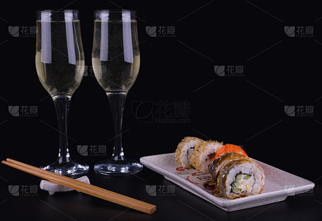 蔬菜卷和两杯酒