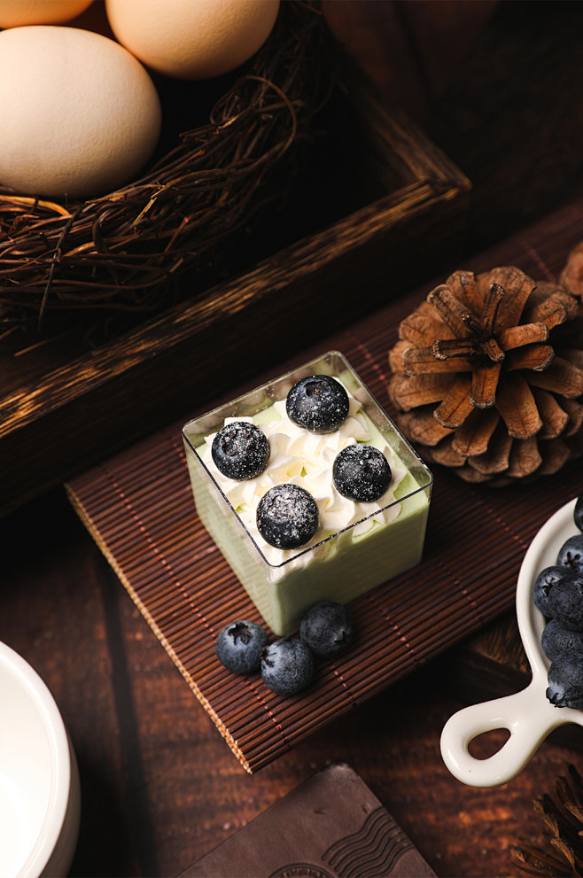 清新松果蓝莓蛋糕甜品美食摄影图片-众图网
