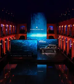 #THE X7#悠扬婉转的爵士乐，唤醒幽蓝静谧下的浩瀚，一股不可思议的能量正在涌动。人鱼般的舞者以充满张力的舞姿，如涟漪般，激活潜藏在深海中的壮阔。乐鼓震鸣，波澜激越，#创新BMW X7#破浪而出，澎湃而来。 ​​​​