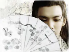 《公子公子，姓名宛若一首轻诗》
公子无妄，相思时，唯有倚楼望月，期待来生。感叹岁月无情，生命过客，在客栈依依停停，驿站中桃花不改，和时光一起盼着归来的人。 于是弹指一瞬，有人捻花撩梦，烙印时间。来自公子的指尖，字字惹情殇，句句断柔肠，章章拨心弦，阙阙透凝香。
午夜惊醒，再也无法安然睡下。推开窗，外面，一帘雨幕装点着深沉的夜，看雨点斑驳在枝残叶疏的木棉树上，一抹轻愁，渗着忧伤的气息在幽静的密室渲染开来，柔情深似海，旧事重回难思量。
【点击图片阅读原文】