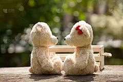 可爱的吻泰迪熊的木头和木制的盒子爱和温柔的概念。有镜头光晕，自然背景