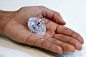 118克拉迄今最大无瑕白钻将在香港拍卖
纽约苏富比拍卖行展出一颗重118克拉、颜色完美无瑕的钻石。这家著名拍卖行将于10月7日在香港出售这颗白钻。它有望打破白钻销售纪录。据说，这颗被切割打磨成椭圆形的钻石原本和一个鸡蛋一般大