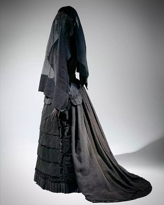 约1870年-时尚轮廓精致的全套哀悼服。...