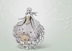 珠宝造型呈现女性玲珑柔美的曲线是梵克雅宝的传统，这枚#年度主题高级珠宝—Peau d'Âne（驴皮公主）#Peau d’âne胸针体现了公主逃向绿野森林的剪影。衣裳细致地糅合了白、灰、粉红等轻柔色彩，表现这位年轻公主的纯真气息，告别城堡中的童年。探索更多高级珠宝作品：http://t.cn/Rv1AmjR