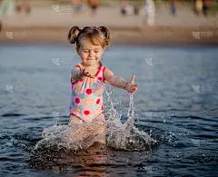 可爱的小女孩在海里玩水