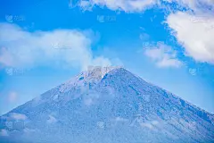 2018年7月，在上次熔岩喷发几周后，阿贡火山冒出了浓烟和云层。
