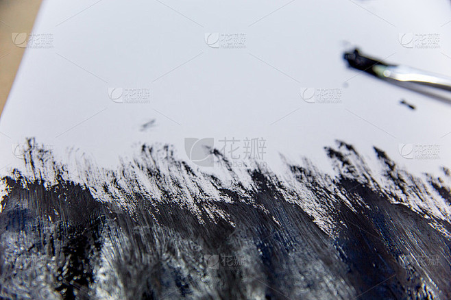 几支画笔和一幅画在桌子上