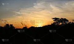 金色的夕阳。